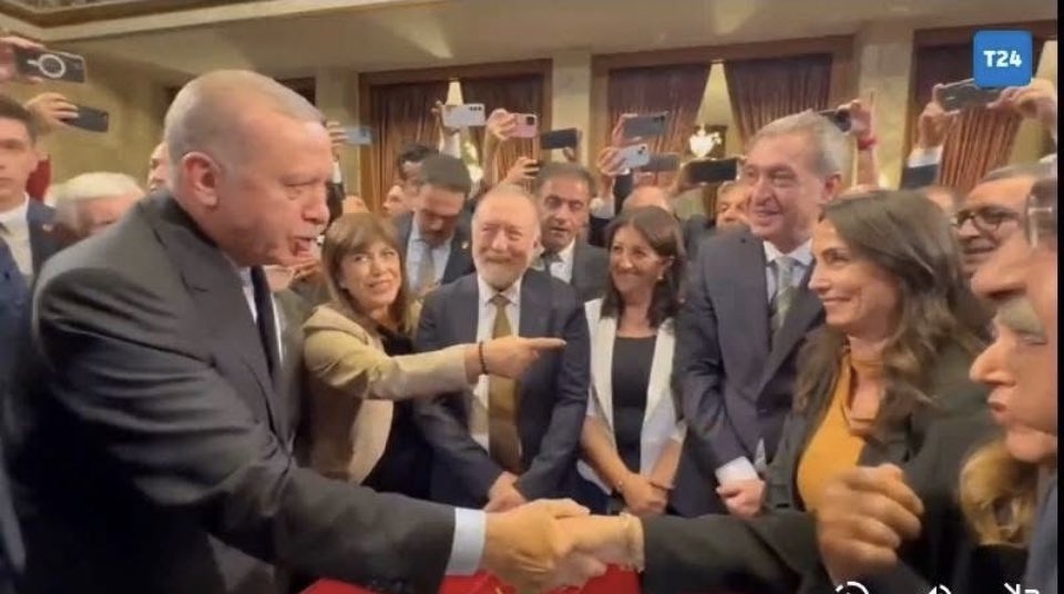 Değerli Milletvekillerimiz,

Siz de çok iyi biliyorsunuz ki twet atmakla Demirtaş serbest bırakılmaz.

Madem Cumhurbaşkanı ile, Mhp genel başkanı ve daha bir çok etkili yetkili ile görüşebiliyorsunuz, Demirtaş konusunu onlara açın.

#SelahattinDemirtaşaÖzgürlük 
#FreeDemirtaş