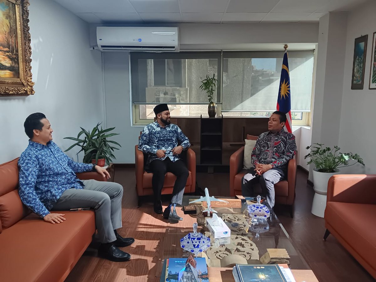 MYEmbassyCairo's tweet image. Kunjungan hormat ke atas TYT Duta Besar Malaysia ke Mesir oleh YM Tuan Syed Abu Bakar Bin Syed Kamal Bharin Jamalullail, Hakim Mahkamah Syariah Negeri Perlis pada Khamis, 2 Oktober 2025 di Kedutaan Besar Malaysia Kaherah.
