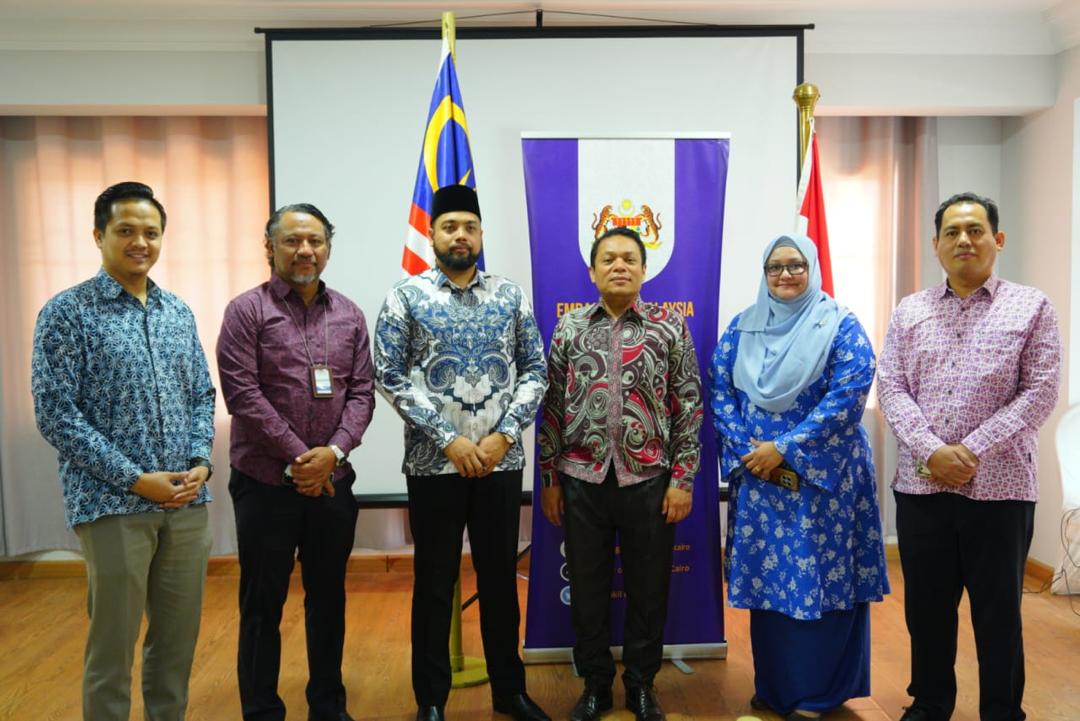 MYEmbassyCairo's tweet image. Kunjungan hormat ke atas TYT Duta Besar Malaysia ke Mesir oleh YM Tuan Syed Abu Bakar Bin Syed Kamal Bharin Jamalullail, Hakim Mahkamah Syariah Negeri Perlis pada Khamis, 2 Oktober 2025 di Kedutaan Besar Malaysia Kaherah.