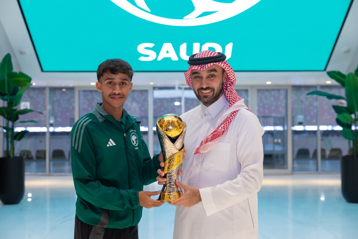 شرف كبير السلام على وزيرنا الغالي ربي يحفظك ويطول عمرك وشاكرين على دعمك المتواصل وباذن الله نستمر في خدمه منتخبنا ووطنا ل آخر لحظه ونفرح الجميع دائماً💚💚💚🙏🏻
<a href="/AbdulazizTF/">عبدالعزيز بن تركي الفيصل</a>