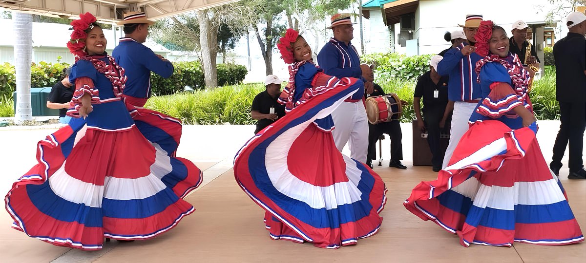 Experience the warmth of Dominican hospitality with our traditional welcome! Kickstart your day of adventures the right way! 💃 🇩🇴 

#laromanacruiseterminal #cruise #caribbeancruise #laromana #bayahibe #caribbean #GoDomRep