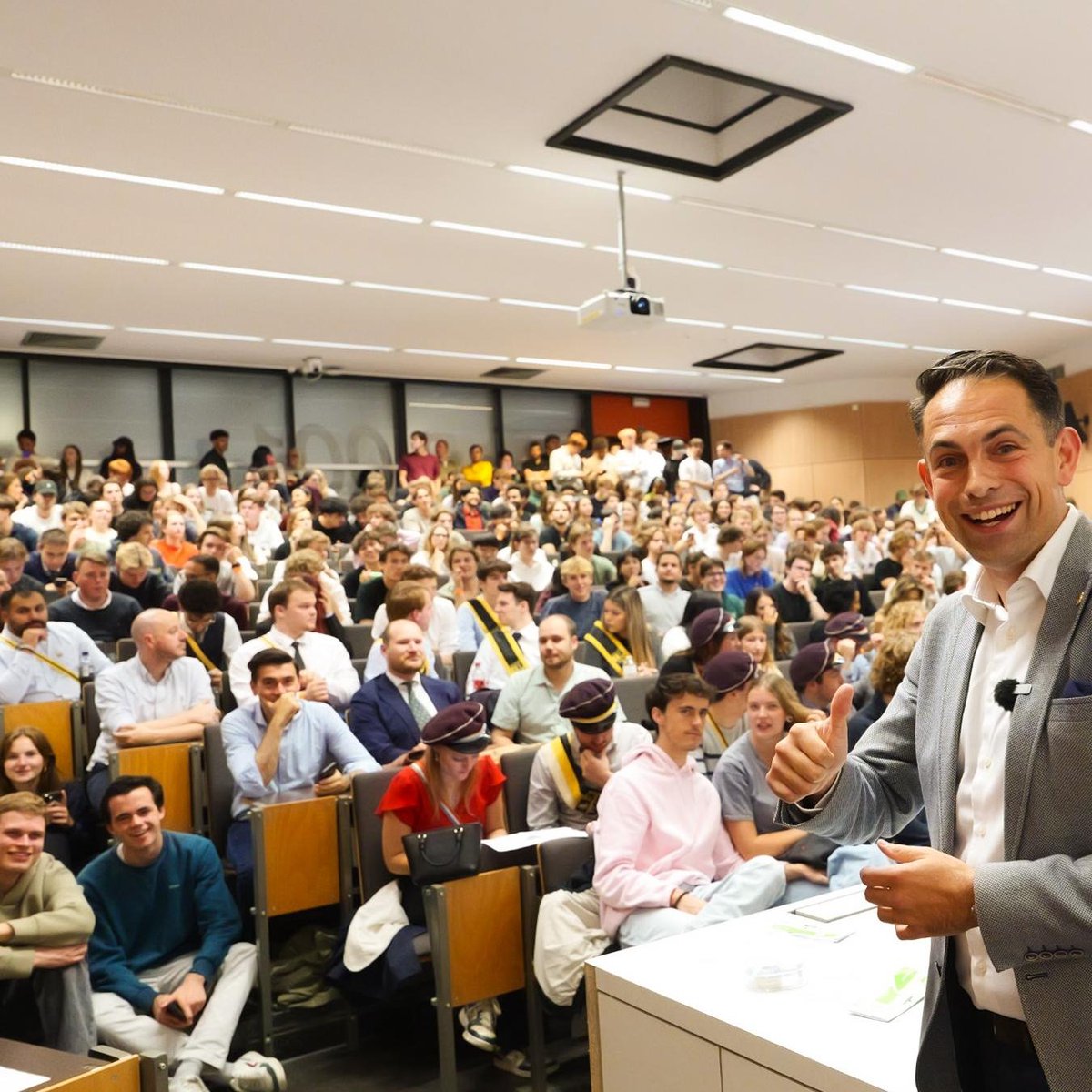 "Het <a href="/vlbelang/">Vlaams Belang</a> heeft een duidelijk alternatief: opvang in eigen regio, echte grenscontroles en een effectief terugkeerbeleid. Wie illegaal binnenkomt, moet zijn recht op asiel verliezen. Enkel zo stoppen we de massamigratie!" Enthousiast publiek op het groot openingsdebat van