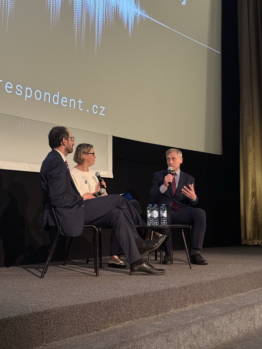 Dnešní večer v bruselském kině Cinema Galeries se na pozvání 🇨🇿 velvyslance <a href="/VladimirBaertl/">Vladimír Bärtl</a> nesl ve jménu síly 🇺🇦 společnosti. 💪🏼

Promítání filmu Válečný zpravodaj – příběhu o odvaze a každodenním boji obyčejných lidí – vyvrcholilo poutavou debatou s jeho tvůrci. Film