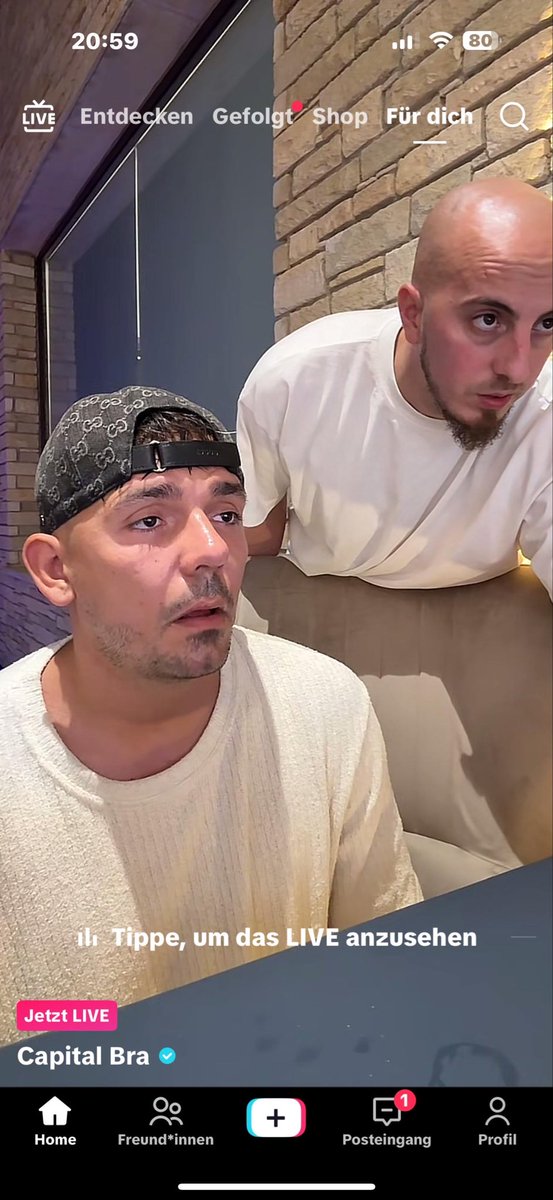 Normaler Kassierer und Kassierer der den Code für Schoggocroissants kennt