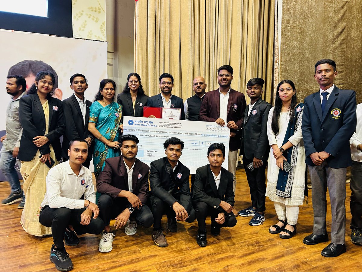 nssdmvrjn's tweet photo. “हज़ार बर्क गिरे,लाख आँधियाँ उठें,
वो फूल खिल के रहेंगे जो खिलने वाले हैं” 
 #शास_दिग्विजय_महाविद्यालय_राजनांदगांव (छ.ग) की #रासेयो इकाई-1 को वर्ष 2024-25 का #राज्य_स्तरीय_सर्वश्रेष्ठ_संस्था_पुरस्कार,
CM #श्री_विष्णुदेव_साय जी के करकमलों से प्राप्त हुआ।
#NSS #Chhattisgarh https://t.co/rnjCt3UApj