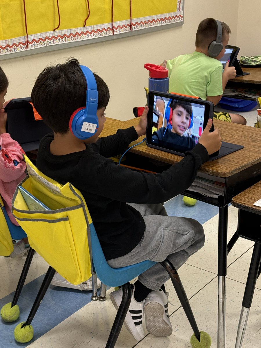 ShannonP511's tweet image. 🌟 @SouthernElemGCS students are embracing creativity, using technology, tackling challenges, &amp;amp; thinking outside the box!
They’re turning ideas into action and leading with curiosity every step of the way.

@GCSchoolsNC @jmaness4 @Mr_MooreBME