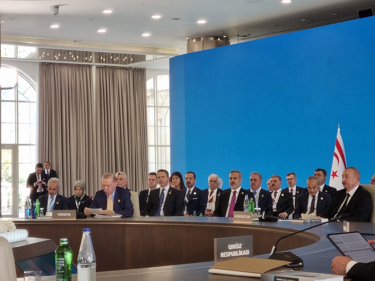samilayrim's tweet photo. 📍 Gebele, Azerbaycan
Cumhurbaşkanımız Sayın @RTErdogan ’ın öncülüğünde, Azerbaycan’ın Gebele şehrinde düzenlenen Türk Devletleri Teşkilatı 12. Devlet Başkanları Zirvesine katıldık.

‘Bölgesel Barış ve Güvenlik’ temasıyla gerçekleştirilen bu önemli zirvede, Türk dünyasının ortak geleceği adına tarihi adımlar atıldı. 🇦🇿🇹🇷

🔹 Kardeşlik bağlarının güçlendirilmesi
🔹 Kurumsal yapının tahkimi
🔹 Çok yönlü iş birliğinin derinleştirilmesi

Zirve sonunda Gebele Bildirisi başta olmak üzere çeşitli kararlar kabul edildi.

Sayın Cumhurbaşkanımız konuşmasında,
ortak tarih, dil ve kültür mirasımızın geleceğe taşınması için güçlü bir dayanışma çağrısında bulundu:

“Ortak alfabe hususunda Türkiye olarak ilk adımı atıyor,
Cengiz Aytmatov’u anlatan bir eser ile Oğuznameleri ortak alfabeyle basıyoruz.”

Ayrıca;

“Kuzey Kıbrıs Türk Cumhuriyeti Cumhurbaşkanı Sayın @ErsinrTatar ’ın Gebele’de aramızda bulunmasından son derece bahtiyarım.
Türkmen kardeşlerimizi de inşallah yakında Aile Meclisimizde tam üye olarak görmek istiyoruz.”

Türk dünyasının birlik, barış ve refahı için atılan bu adımları yürekten destekliyoruz.

#TürkDevletleriTeşkilatı #GebeleZirvesi #CumhurbaşkanıErdoğan #TürkDünyası #Birlik #Kardeşlik