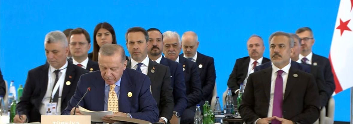 samilayrim's tweet photo. 📍 Gebele, Azerbaycan
Cumhurbaşkanımız Sayın @RTErdogan ’ın öncülüğünde, Azerbaycan’ın Gebele şehrinde düzenlenen Türk Devletleri Teşkilatı 12. Devlet Başkanları Zirvesine katıldık.

‘Bölgesel Barış ve Güvenlik’ temasıyla gerçekleştirilen bu önemli zirvede, Türk dünyasının ortak geleceği adına tarihi adımlar atıldı. 🇦🇿🇹🇷

🔹 Kardeşlik bağlarının güçlendirilmesi
🔹 Kurumsal yapının tahkimi
🔹 Çok yönlü iş birliğinin derinleştirilmesi

Zirve sonunda Gebele Bildirisi başta olmak üzere çeşitli kararlar kabul edildi.

Sayın Cumhurbaşkanımız konuşmasında,
ortak tarih, dil ve kültür mirasımızın geleceğe taşınması için güçlü bir dayanışma çağrısında bulundu:

“Ortak alfabe hususunda Türkiye olarak ilk adımı atıyor,
Cengiz Aytmatov’u anlatan bir eser ile Oğuznameleri ortak alfabeyle basıyoruz.”

Ayrıca;

“Kuzey Kıbrıs Türk Cumhuriyeti Cumhurbaşkanı Sayın @ErsinrTatar ’ın Gebele’de aramızda bulunmasından son derece bahtiyarım.
Türkmen kardeşlerimizi de inşallah yakında Aile Meclisimizde tam üye olarak görmek istiyoruz.”

Türk dünyasının birlik, barış ve refahı için atılan bu adımları yürekten destekliyoruz.

#TürkDevletleriTeşkilatı #GebeleZirvesi #CumhurbaşkanıErdoğan #TürkDünyası #Birlik #Kardeşlik