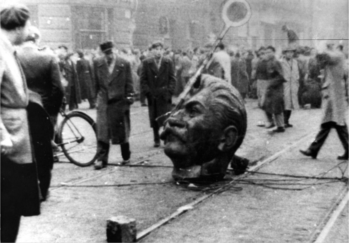 URDailyHistory's tweet image. 23 Oct 1956: Ten of thousands of Hungarians protest against #Soviet rule and their own #communist government. Known as the #Hungarian Revolution, it is crushed on November 4 by the Soviets. #ColdWar #history #ad amzn.to/2Hsz1fU
