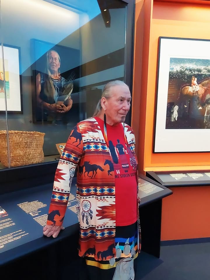 Un portrait de Charlotte Nolin, Ainée métisse bispirituelle, par l'artiste métis JD Hawk, a récemment été ajouté à la collection du Musée et exposé dans la salle de l'Histoire canadienne. La semaine dernière elle a pu voir l’œuvre.

Pour en savoir plus bit.ly/4j3vhi6