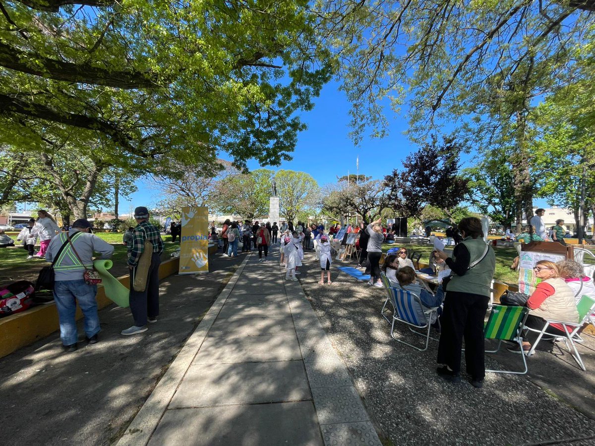En el marco del Mes de las Personas Mayores, se está desarrollando en Plaza Artigas una actividad intergeneracional recreativa, promoviendo la participación activa de las personas mayores en la comunidad.