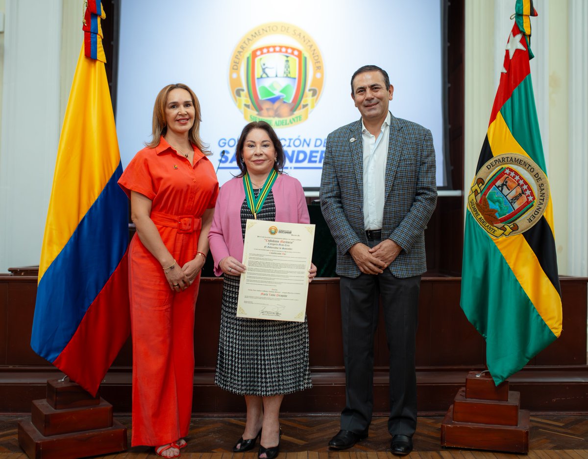 MLPiraquive's tweet photo. ✨ ¡Un reconocimiento al servicio y la transformación social! ✨

La Gobernación de Santander otorgó la Orden “Ciudadano Meritorio” – Categoría Gran Cruz a la Dra. María Luisa Piraquive, en reconocimiento a su destacada labor espiritual y a su invaluable contribución al desarrollo humano, educativo y comunitario en Colombia y el mundo 🌎💙

Por más de 25 años, desde la Fundación Internacional María Luisa de Moreno @FIMLM, la Dra. María Luisa ha impulsado programas que promueven la educación, la inclusión, los valores y la ayuda solidaria, llevando esperanza y oportunidades a miles de personas. 🙌

Su ejemplo de servicio, disciplina y amor por los demás inspira a generaciones a construir una sociedad más justa, solidaria y humana 💫