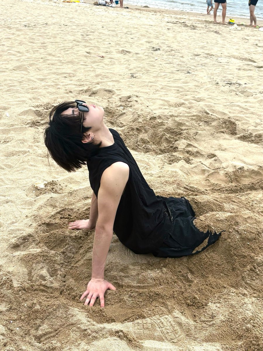 From the peaceful countryside to the endless sea, he carries the same quiet charm — a seamless blend of a countryside boy and a sea boy, finding freedom in both stillness and motion.