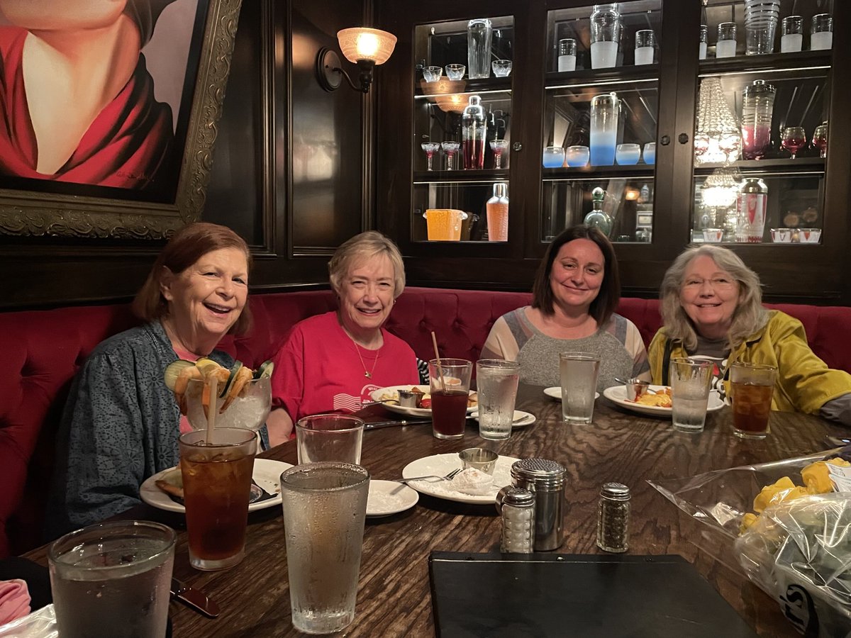 Debs76204900's tweet image. This is the first #POstablesOnTheGo in Tulsa. ⁦@NWARoseAnnP⁩, Paula ⁦@pkharp⁩, Susan R, and me.We enjoyed the traditional #POstables cake, Cameos from ⁦@Eric_Mabius⁩, #Kristintbooth &amp;amp; meeting each other.