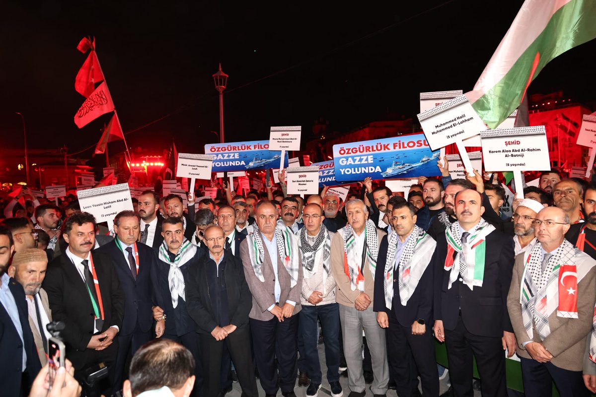 MstfBuyukegen's tweet photo. Konya'mız Filistin’in yanında olduğunu bir kez daha dünyaya ilan etti.  Mevlana Meydanı’nda tek yürek olarak, Aksa Tufanı’nın yıldönümünde #GAZZE İÇİN SESSİZ ÇIĞLIK attık. 

Her platformda, her zaman Gazze ile beraber olduğumuzu haykırmaya devam edeceğiz. 
#GazzeİcinSessizCığlık https://t.co/AQCpfHLNHl