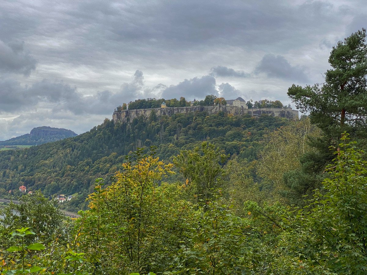 Hochtouren's tweet photo. immer wieder schön: der Blick vom Bendemann-Mausoleum ins Elbtal mit der Festung Königstein und dem Lilienstein (Sächsische Schweiz) https://t.co/1Z1Hdmf5VD