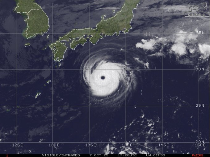 Imagen satelital en modo visible e infrarrojo que muestra el tifón Halong como un sistema de nubes arremolinadas con un ojo claro sobre el océano al este de Japón, con masas de tierra de Japón visibles al oeste, incluidas Honshu y las islas circundantes, etiquetadas con coordenadas de 25N a 40N y 130E a 150E, con marca de tiempo del 25 de octubre a 17UTC y marcas de escala