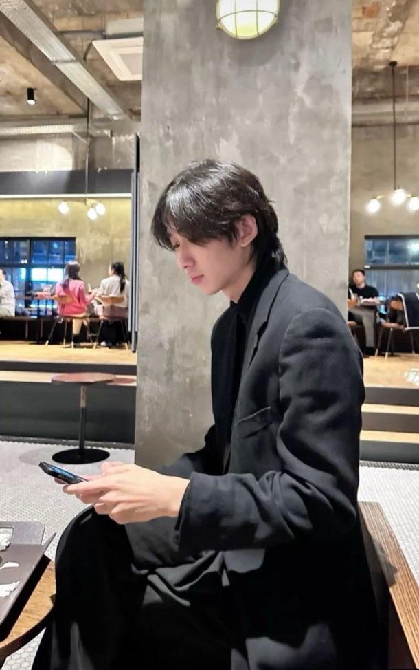 이런 걸 실시간으로 못 본 게 걍 존나 통탄스러움
어째서 스토리는 한 번 올리면 끝인 거지?
리둥이들 등대 스토리에 올라온 사진 최애 뭔지 궁금함