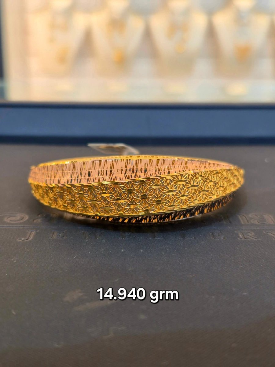 Life6Vlogs's tweet image. 📸 This Pose Looks Effortless, But Wait Till You Try It! 😅 #ModelReference #CreativeShoot