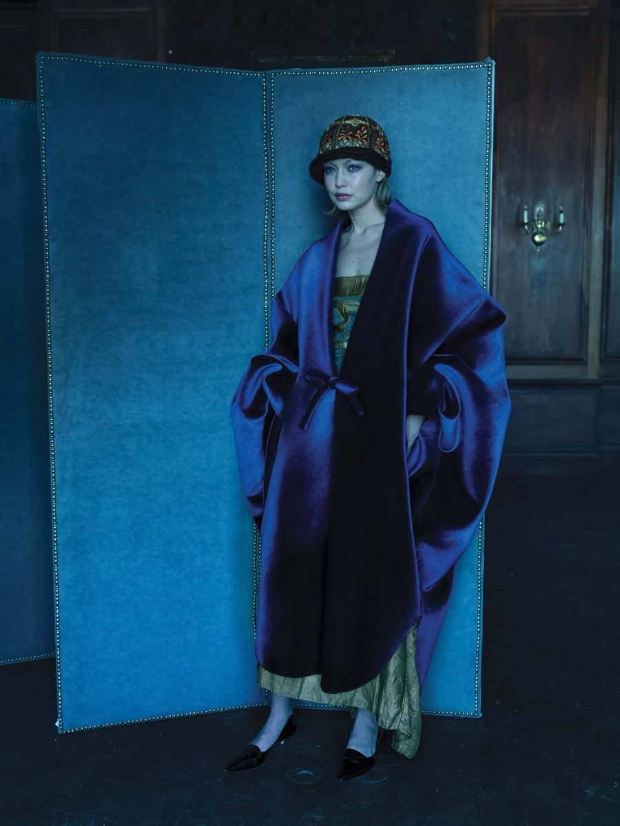 CindyWStyle_'s tweet image. Distilling style to its essence: sumptuous knits, statement headwear, leather jackets, tiny bags &amp;amp; jewelry stacks  the building blocks of Gigi Hadid’s wardrobe
A masterclass in effortless cool 😎
#ElementsOfStyle #GigiHadid #FashionInspo #Vogue