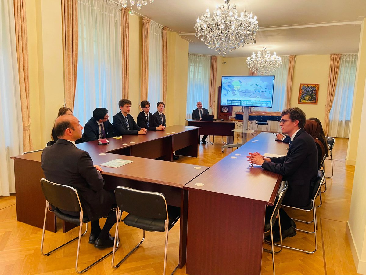 Azerbaijan_inNL's tweet photo. Today, we had the pleasure of hosting students from #Leiden University MUN program (Leiden Model United Nations Foundation) the second time this year. We spoke about #Azerbaijan’s foreign policy, bilateral relations with the #Netherlands and regional developments. https://t.co/NfyI0zjLNP