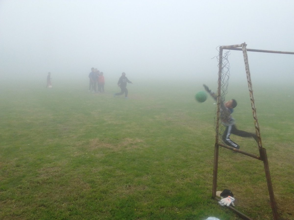 edo_morelos's tweet photo. Con neblina o con lluvia, la actitud y activación física es imparable, para el desarrollo del deporte con los niños de la colonia Felipe Neri de tlalnepantla Morelos ⚽🏃
@FAHHdeporte 
@sbrsusana 
#semaforodeportivo 🟢🟡🔴 https://t.co/gg8lTN2opc