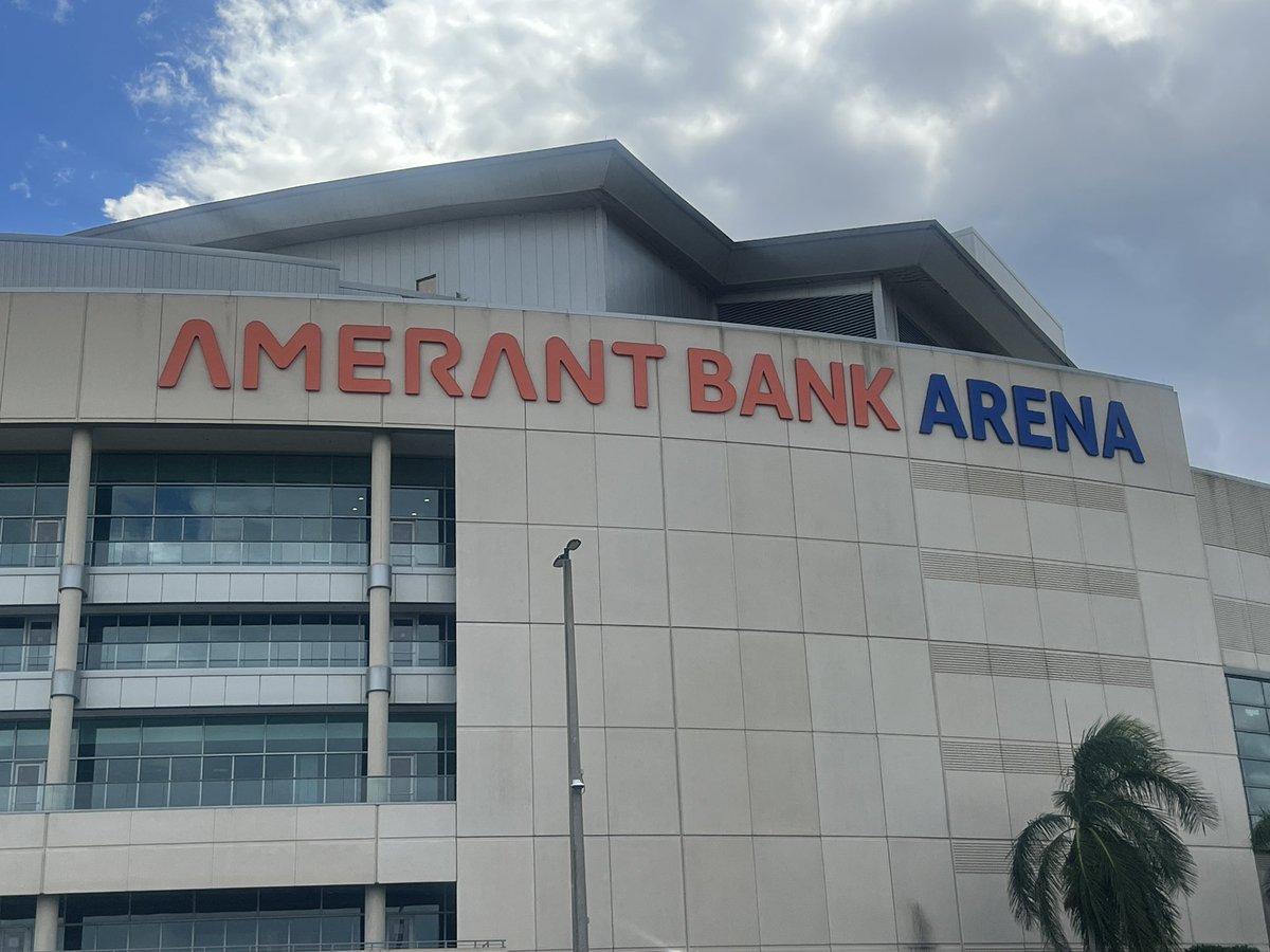 Time to start the threepeat chase for the Panthers. Excited to be here, but it still makes no sense to have this be a 5pm game. A two-defending Stanley Cup champion deserves much more of a spotlight and respect than that.