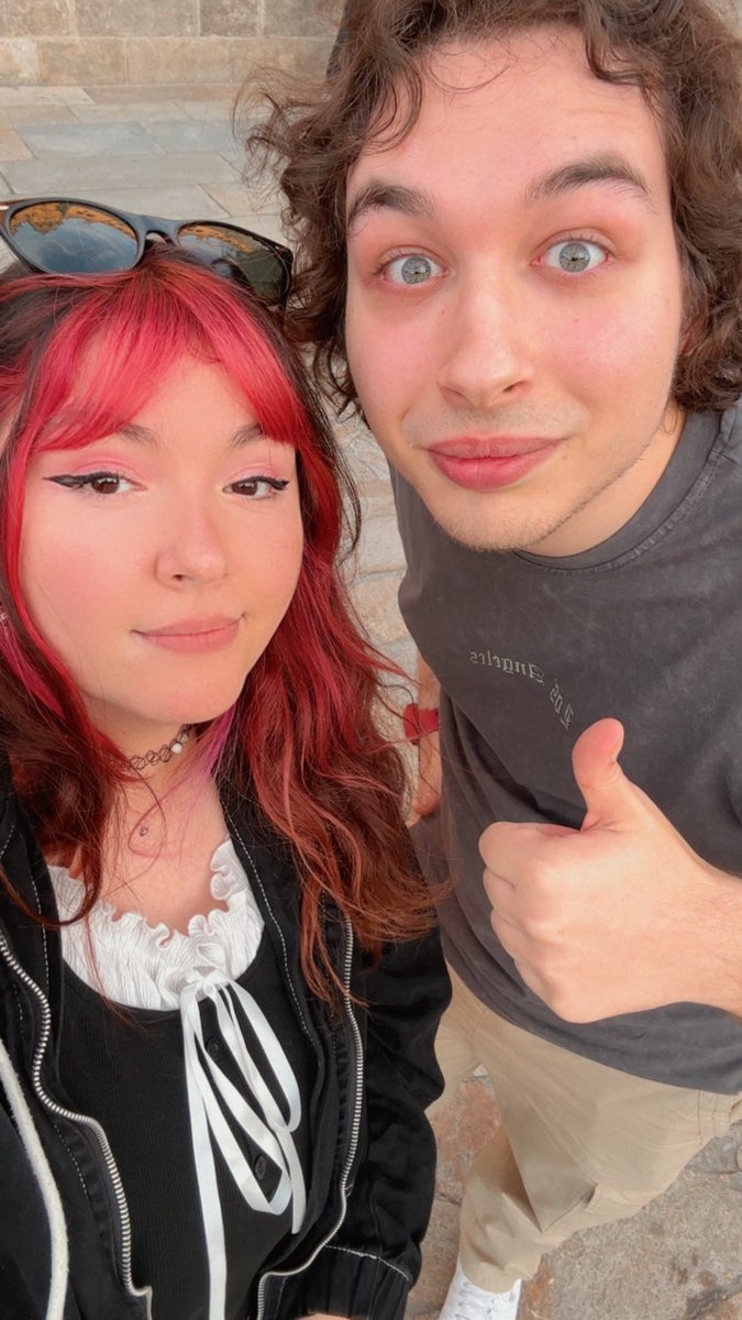 chavales me encontré con <a href="/TheDarkraimola/">🐎 Darkraimola #100K 🐎</a> 🙀 me invitó una pizza en un local de kebabs y me mostró su universidad 🥸gracias darko por el paseo en galicia joder !