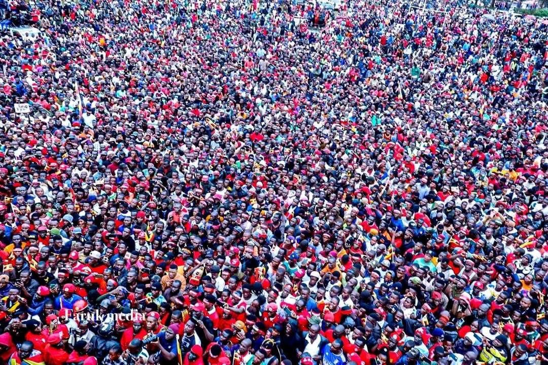 kivunewstoday's tweet photo. #Présidentielles en #Ouganda, le jeune candidat et opposant farouche au régime de #Yoweri #MUSEVENI fait un plein dans la région de #Mityana.
Une foule compacte est venue écouter le candidat #BOBY #WINE alors que ces présidentielles sont émaillées d'une crise de répression par les forces de l'ordre, de toute tentative de manifestation.
Le candidat a dans son message, estimé que le peuple a bravé les tentatives de violences et des séquestrations non provoquées de la part du régime en place.
🖊️🖊️ : Jovial Eliezer