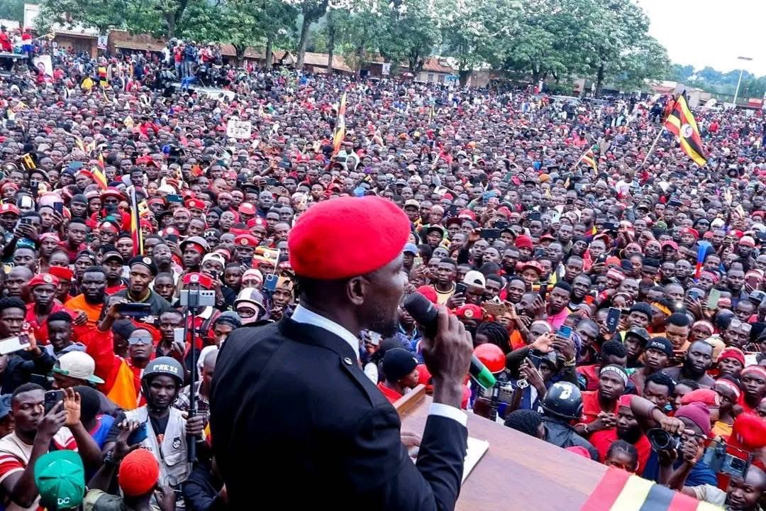 kivunewstoday's tweet photo. #Présidentielles en #Ouganda, le jeune candidat et opposant farouche au régime de #Yoweri #MUSEVENI fait un plein dans la région de #Mityana.
Une foule compacte est venue écouter le candidat #BOBY #WINE alors que ces présidentielles sont émaillées d'une crise de répression par les forces de l'ordre, de toute tentative de manifestation.
Le candidat a dans son message, estimé que le peuple a bravé les tentatives de violences et des séquestrations non provoquées de la part du régime en place.
🖊️🖊️ : Jovial Eliezer