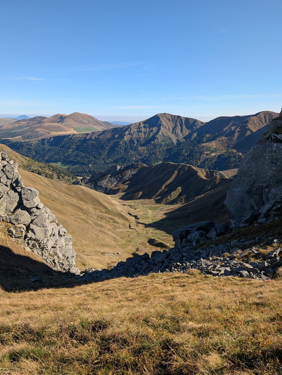 Florian_Meyer's tweet photo. Vadrouille autour du Puy de Sancy. C'est (tellement) beau. Y a pas de mots. 😍
#auvergne #sancy https://t.co/zHKiF6Hdf6