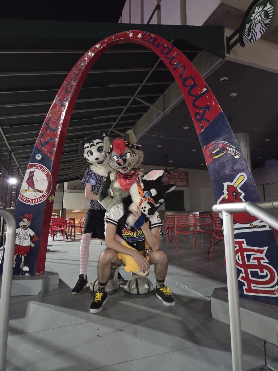 Hey look! The Arch! Spent some amazing time at #GFM2025 with these cute doggies 🐶

Red Boyo: <a href="/lilKadums/">Silus</a> 

Blue Boyo: <a href="/LazrenHusky/">Lazren</a> 

#furry #FursuitEveryday