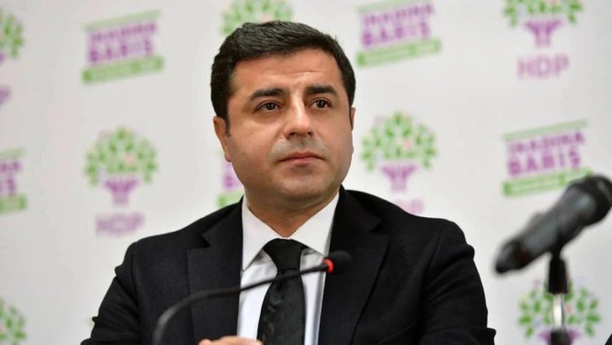 Demirtaş Kürt halkının onurudur onu esir tutmak Kürt halkını onurunu kırmaktır.
Bugün bir kez daha anladık ki biz kardeş değiliz ve hiç olmadık ve hiç olmayacağız.