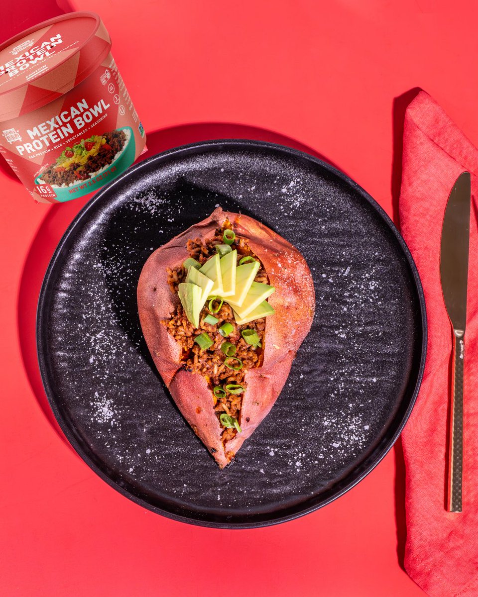 RollinGreens1's tweet image. Sweet potato season just found its match — our Mexican Protein Bowl! Sweet on the outside, protein-packed on the inside… this duo is the ultimate power couple. #sweetpotato #fallfoods #proteinpacked #tacotuesday #plantbased