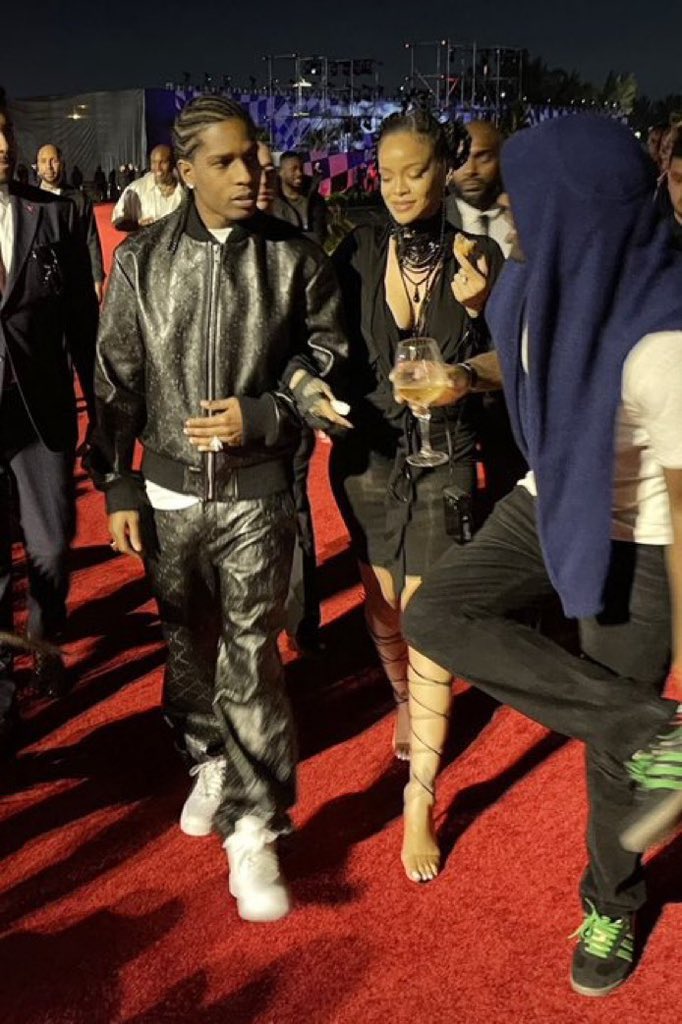 headnavy's tweet image. That time Rihanna and Rocky were asked to sign a sneaker 😭