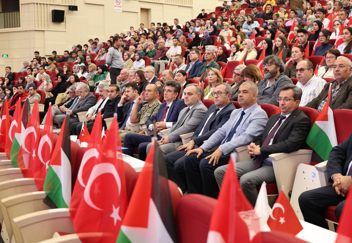 AkifKirecci's tweet photo. Erciyes Üniversitesi’nde açılış dersimizin konusu “Filistin ve Yeni Ortadoğu Jeopolitiği” idi. 
Daveti için ⁦@ProfFatihAltun⁩ hocama ve değerli meslektaşlarım ve öğrencilerimize çok teşekkür ederim. ⁦@ErciyesUni1978⁩ https://t.co/UTRQPt5D8N