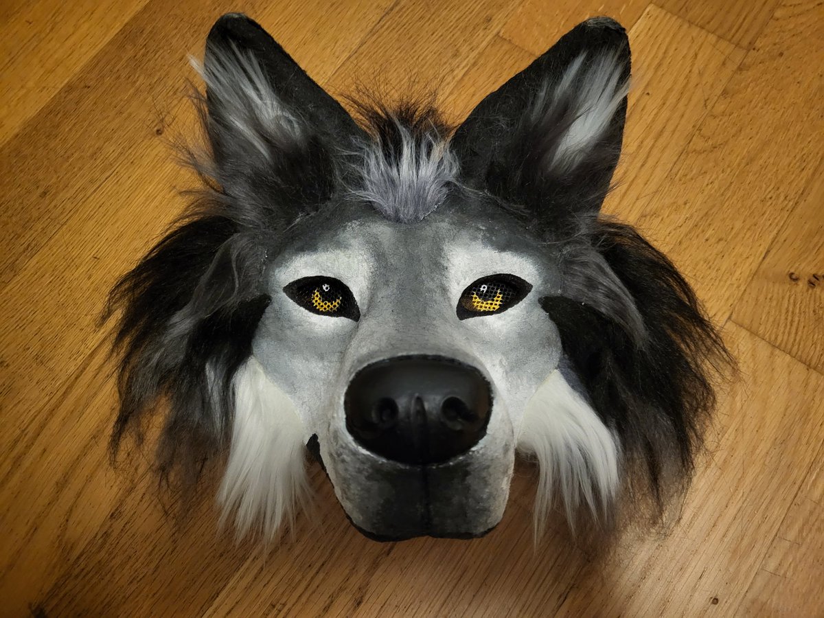 Die Minimenschin wünscht sich sehnlichst eine Wolfsmaske zum Geburtstag. Und Frauchen so: "Hold my Heißklebepistole."