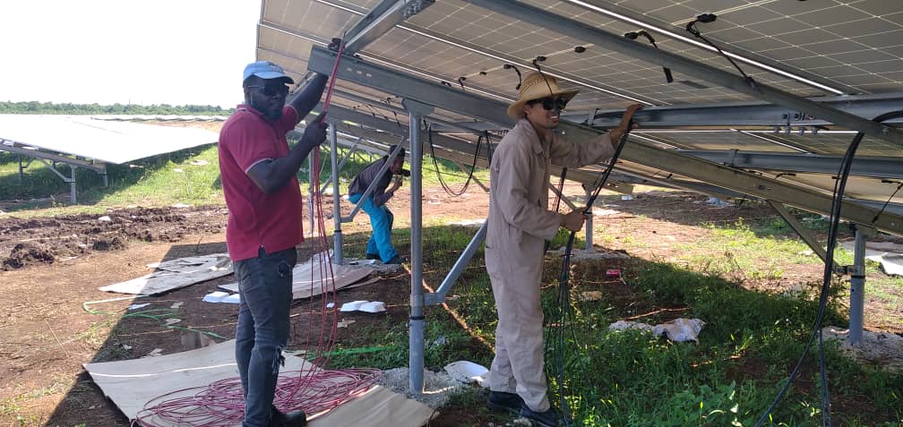 CopextelP49947's tweet photo. 📍En marcha la instalación y montaje del parque solar Fotovoltaico "El Capricho" en Melena del Sur, provincia de Mayabeque.
#CompromisoQueInspira
#Copextel34 #copextelplaza https://t.co/30mgV9ydas
