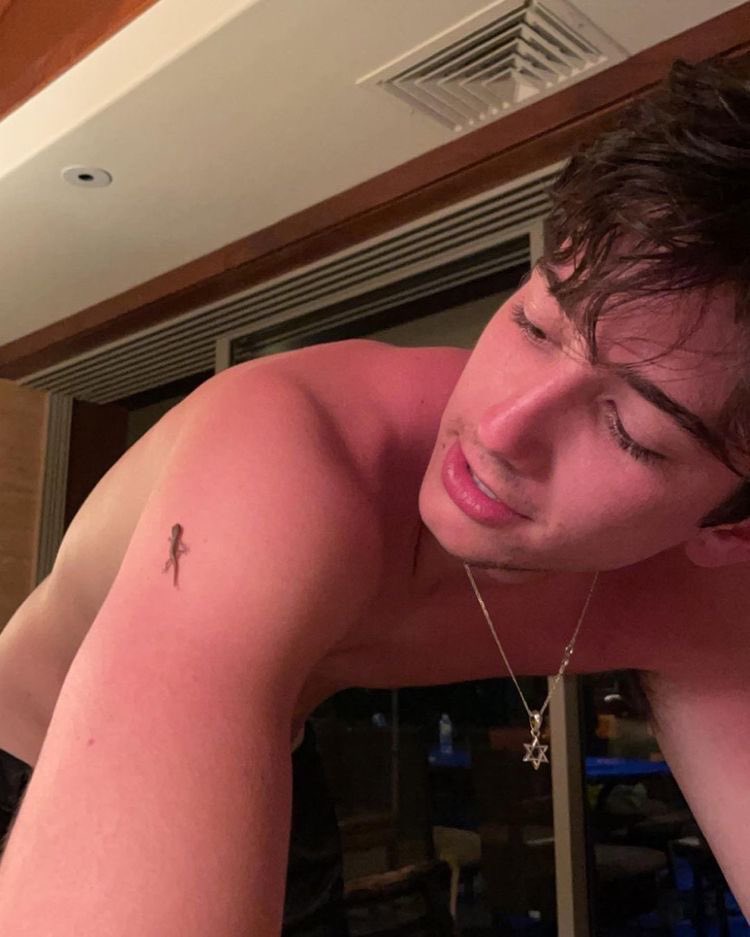 bluraspberrygel's tweet image. he’s got two left feet and he bites my moves