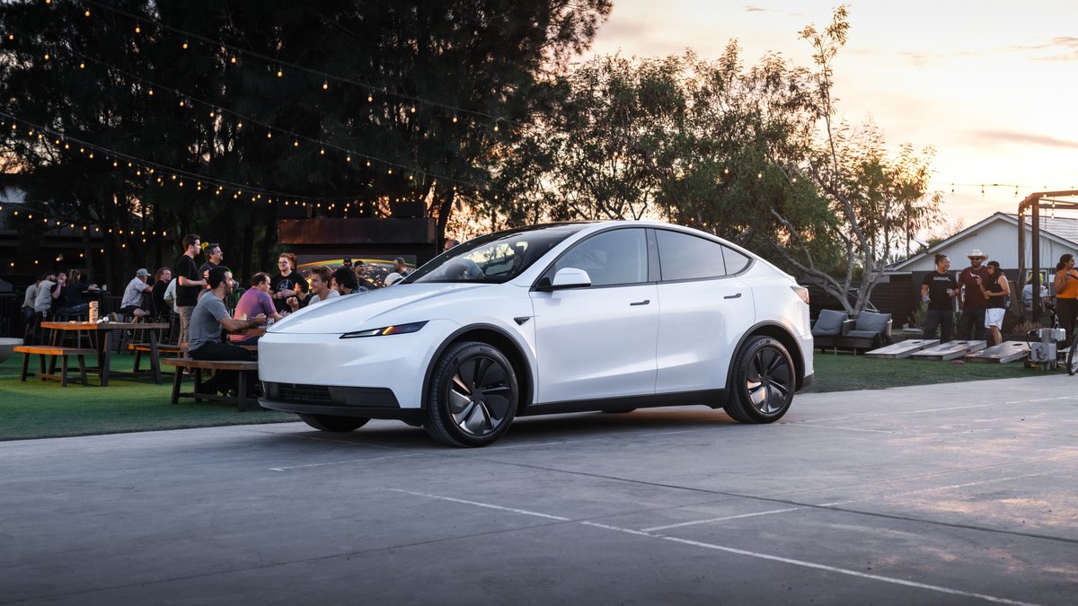 🚨Por fin podemos ver el nuevo Tesla “barato”, y no fue uno, sino dos: una Model Y de $39,990 USD y un Model 3 de $36,990 USD, ambos en versión Standard.

A diferencia de las otras versiones, la Model Y presenta cambios en el diseño exterior: pierde la barra de luz frontal y
