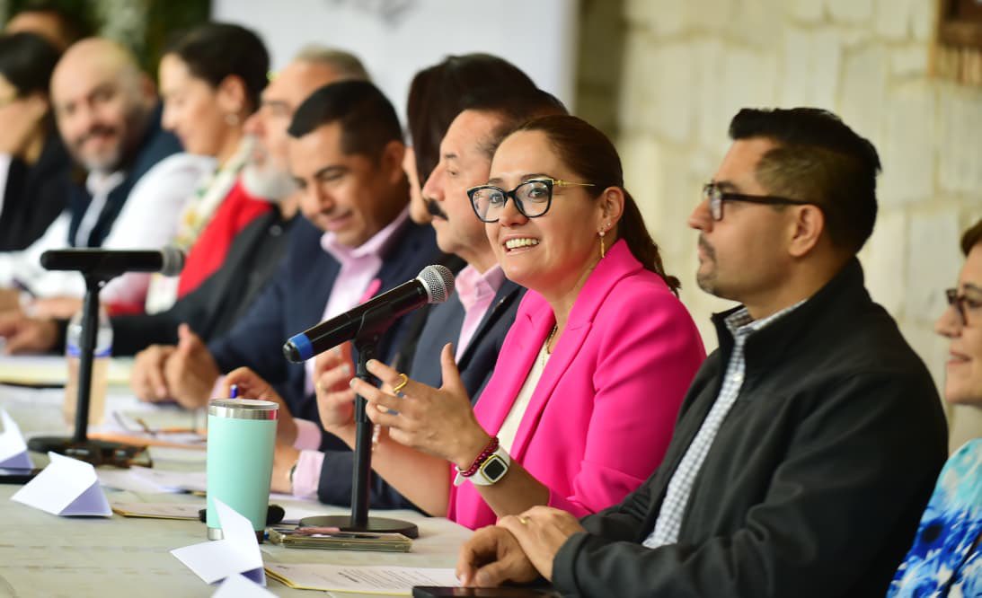 urbano_dgo's tweet photo. ⚙️Unidos, sociedad, gobierno, cámaras, colegios de profesionistas e instituciones educativas, se podrá trabajar por el Durango y la visión de ordenamiento establecida para el año 2040, a través del Consejo Municipal de Desarrollo Urbano, el cual quedó formalmente instalado. https://t.co/0x71VaMawM