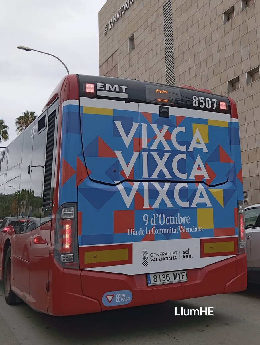 Zafrainvestiga's tweet image. La📷de Llum és molt oportuna 3 #Vixca no normatius al costat #Tanatori #Cabanyal xq és això el que #CarlosMazón vol, deixar morir la llengua de la #ComunitatValenciana la que ell no parla però diu als q la parlen/estimen, com ha de parlar/escriure i amb fixació contra Catalunya🤦