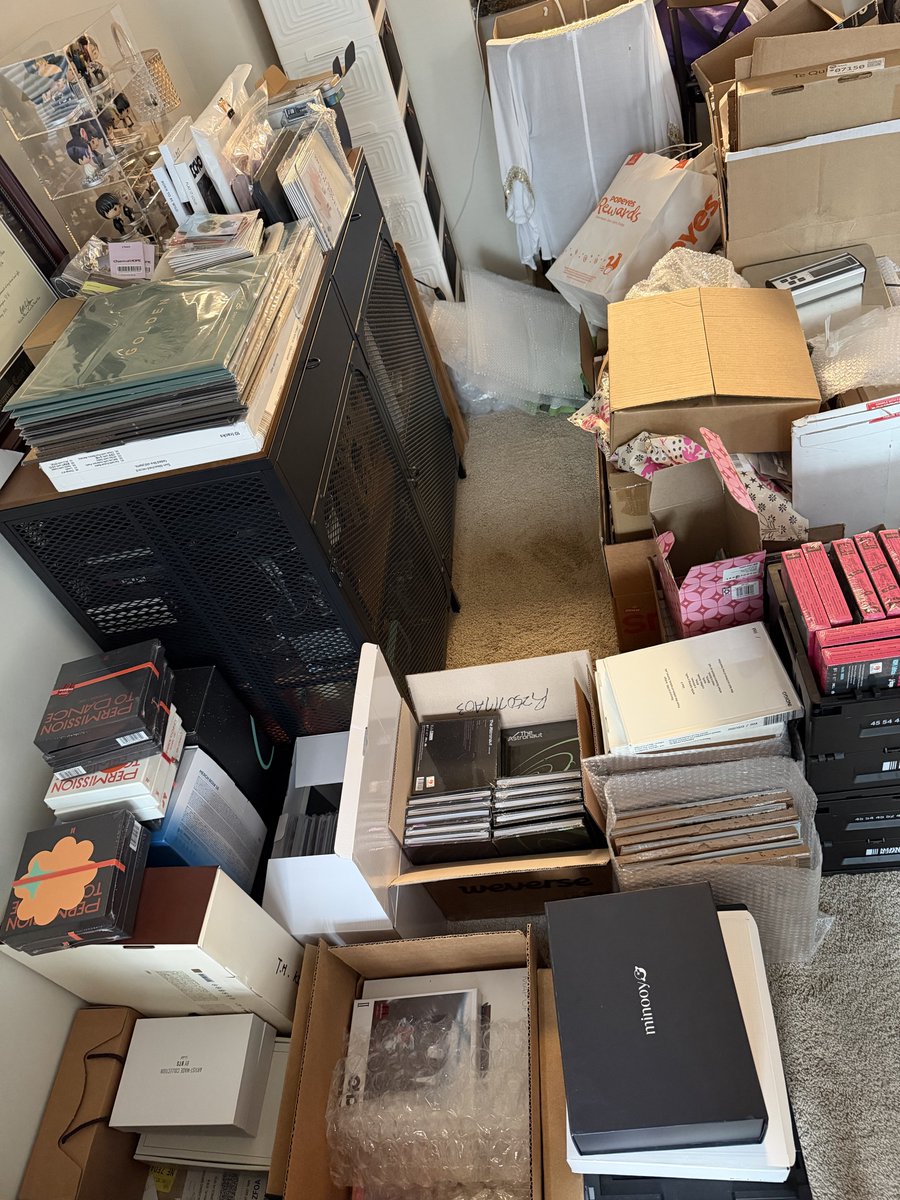 bbspazz's tweet image. packing/shipping is a messy process around here 🥴😅
