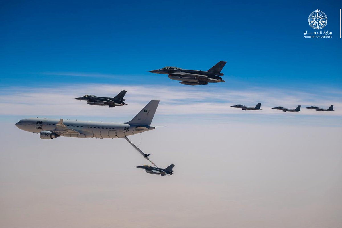 ضمن المرحلة الثانية من التمرين الثنائي المشترك «سيوف السماء 2025»؛ #القوات_الجوية وسلاح الجو السلطاني العُماني، ينفذان بالقطاع الشرقي عمليات جوية مضادة دفاعية وهجومية، وعمليات هجوم إستراتيجي في بيئة قتالية تحاكي التهديدات الجوية الحديثة.