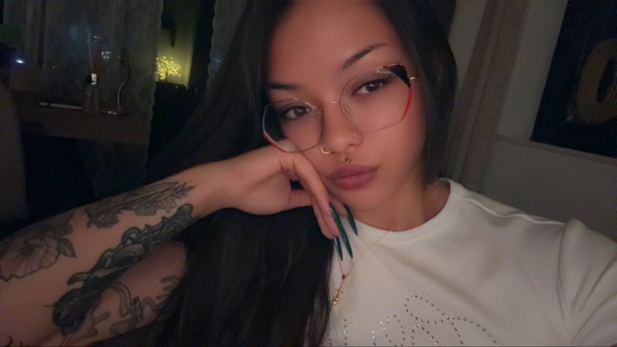 Beide duimnagels gebroken op werk vandaag… dus typwerk? Nee, bedankt. 

Stuur een kleine ode in cijfers — in ruil krijg je m’n stem.🎙️💋

Findomnl Femdom