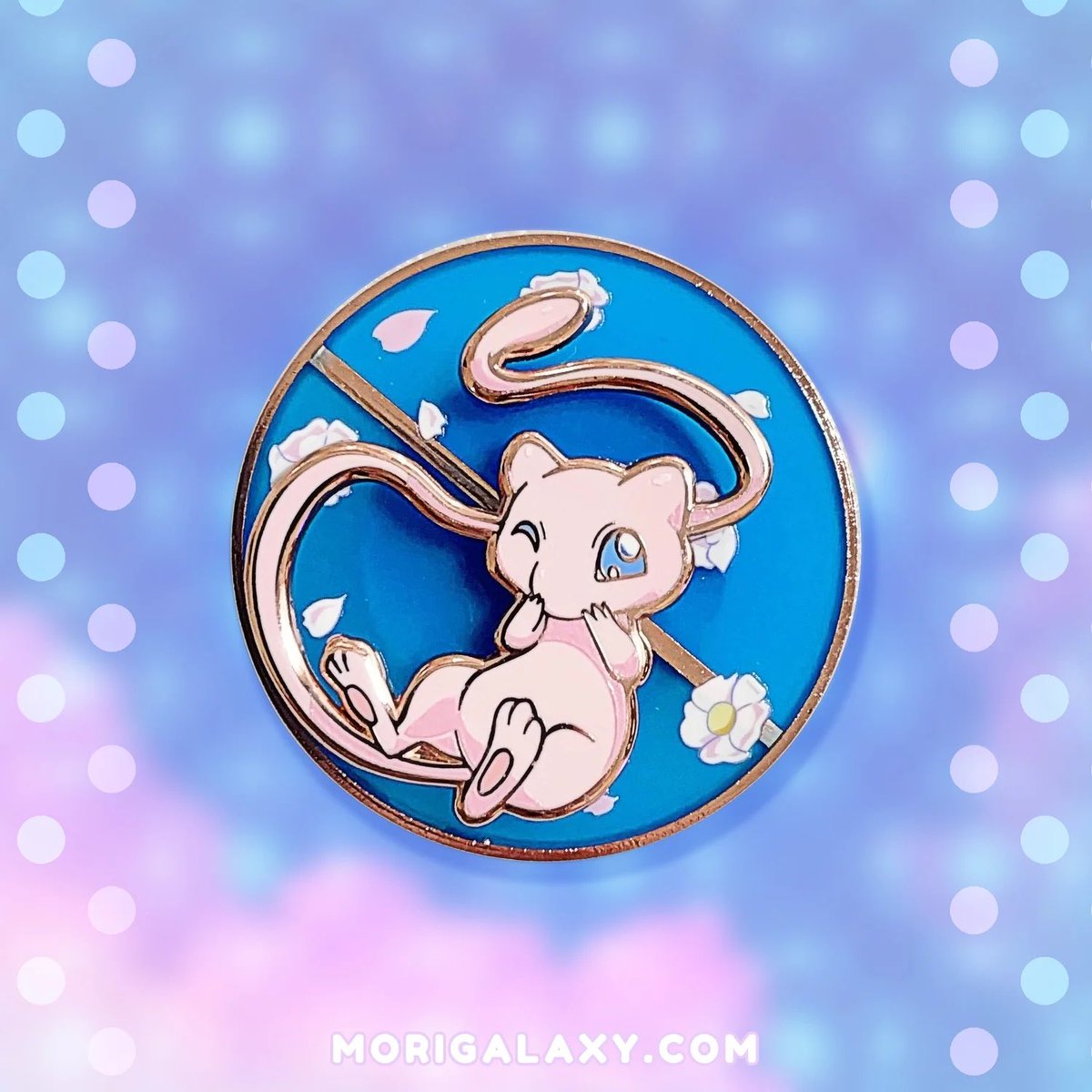Mori_Galaxy's tweet image. 🫧✨ Drift into wonder with Mew!
This spinner pin shows Mew floating with camellia flowers 🌸
Sharing this cute Mew with you, just like it would share its discoveries and toys 🪀🩵
#Mew #PokemonPin #CollectorPin
morigalaxy.com/pins/mystical-…