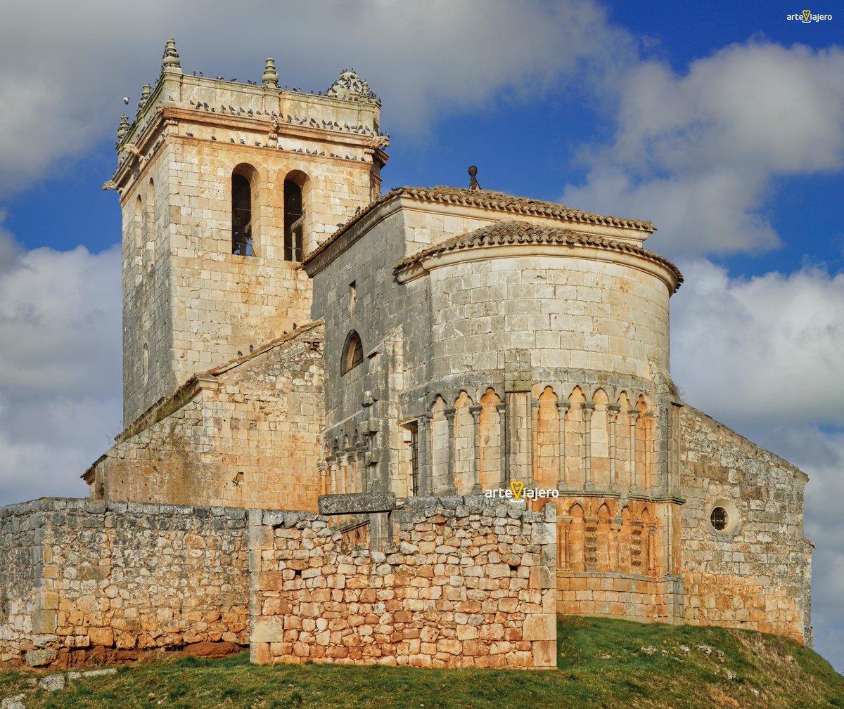 La iglesia de Castrillo Solarana luce uno de los ábsides más originales del románico burgalés. En él apreciamos dos elegantes arquerías ciegas, la inferior se resuelve con arcos ligeramente apuntados y la superior con trilobulados
⬇️⬇️⬇️
arteviajero.com/articulos/cast…
#arte #photography