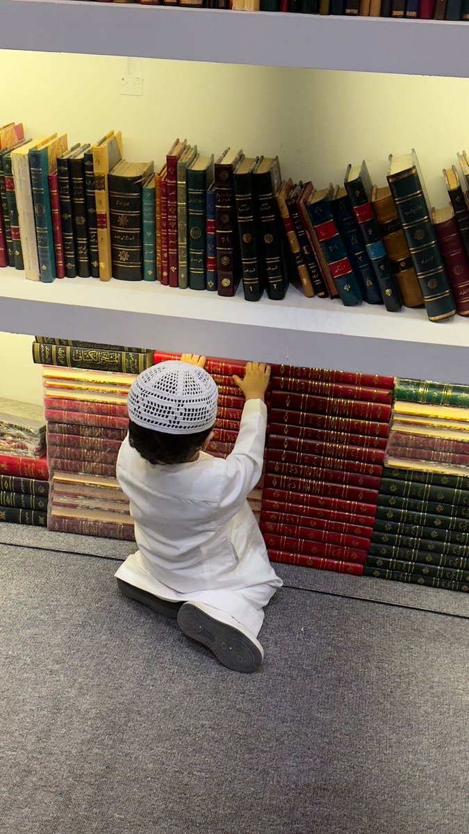 «تَعَلَّمُوا الْعِلْمَ؛ فَإِنَّكُمْ صِغَارُ قَوْمٍ وَتَكُونُونَ كَبَارَهُمْ غَدًا»