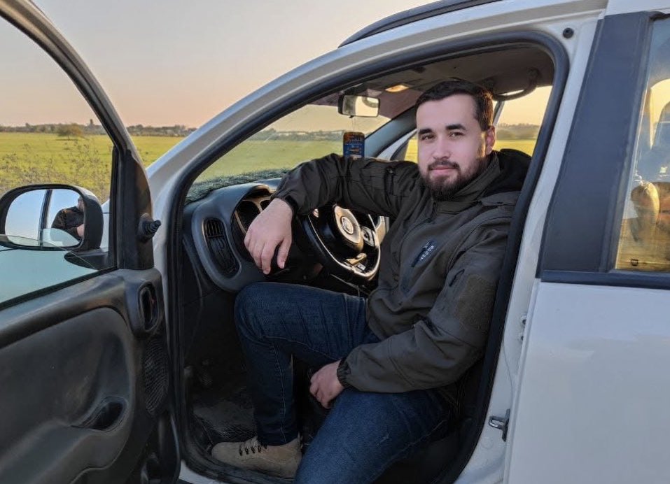 هذا نافذ الخالدي، صاحب القصة الأكثر جرأة وغرابة في يوم السابع من أكتوبر،
كان من المقاتلين المشاركين في العملية وبعد نجاحهم في السيطرة على المستوطنات المحاذية للقطاع .. عاد إلى بيته بغزة، وأخذ سيارته الشخصية، ثم انطلق لوحده نحو مدينة سديروت المحتلة

وصل إلى المدينة، واقتحم مركز