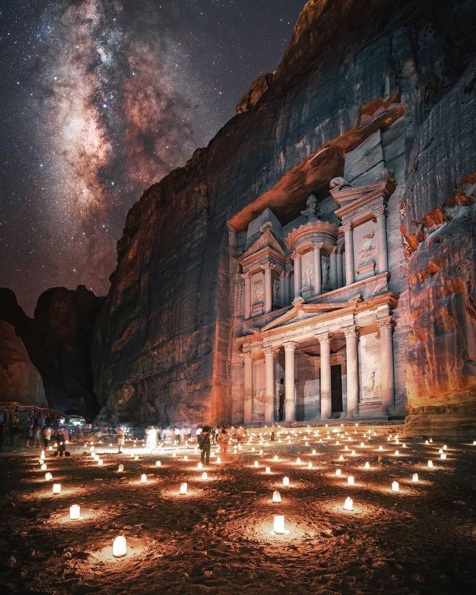 Petra, la gran ciudad jordana excavada en la roca, ocupada por los nabateos en su mayor esplendor y que llegó a albergar a más de 30.000 habitantes. Descubre más sobre ella en este hilo de <a href="/AliciaMimundo/">MaléficaReturns🏛️</a>

#Historia #arqueología #ciudades

buff.ly/3Q06ZI7